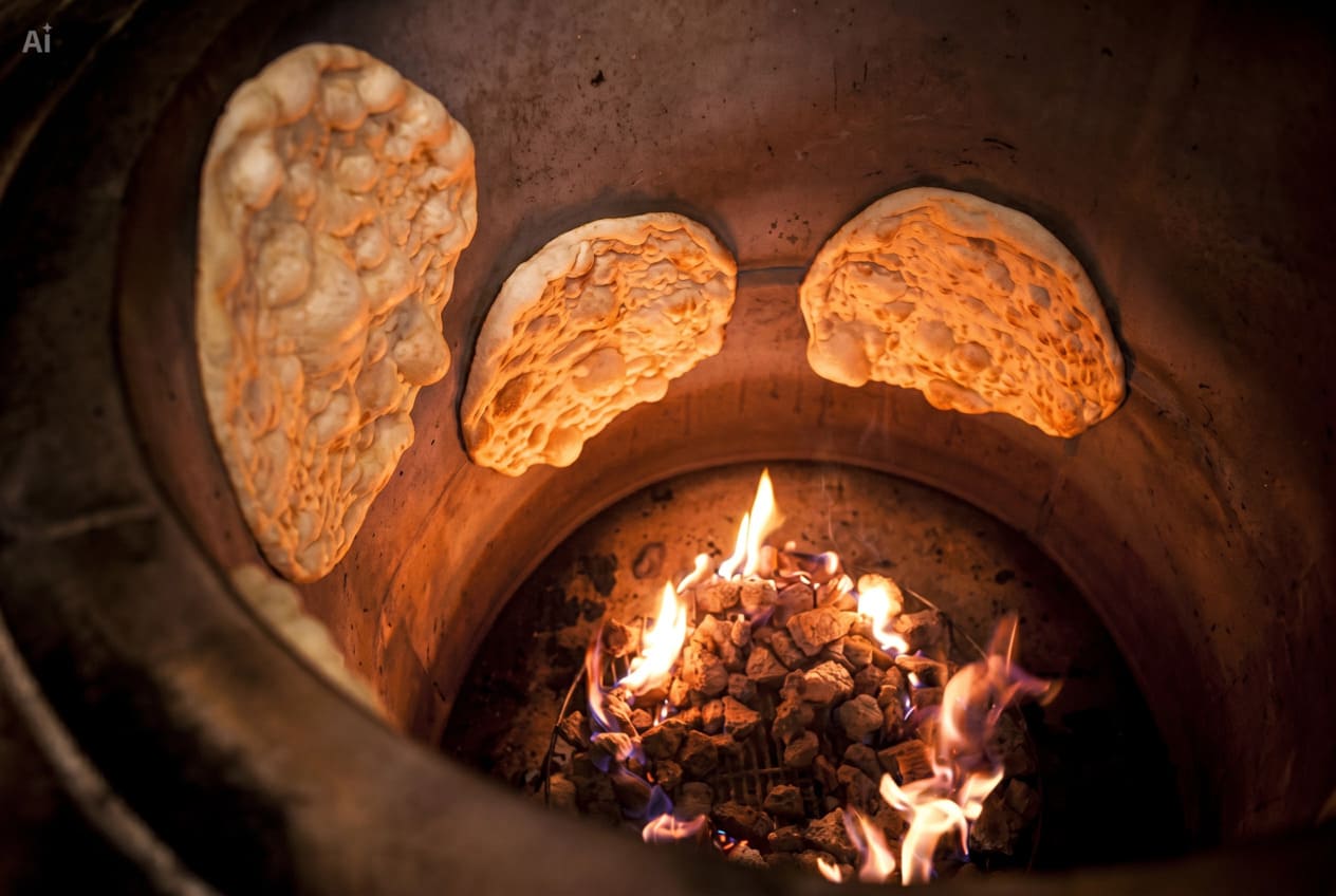 Naan recién horneado en el horno tandoor tradicional de TIFFIN